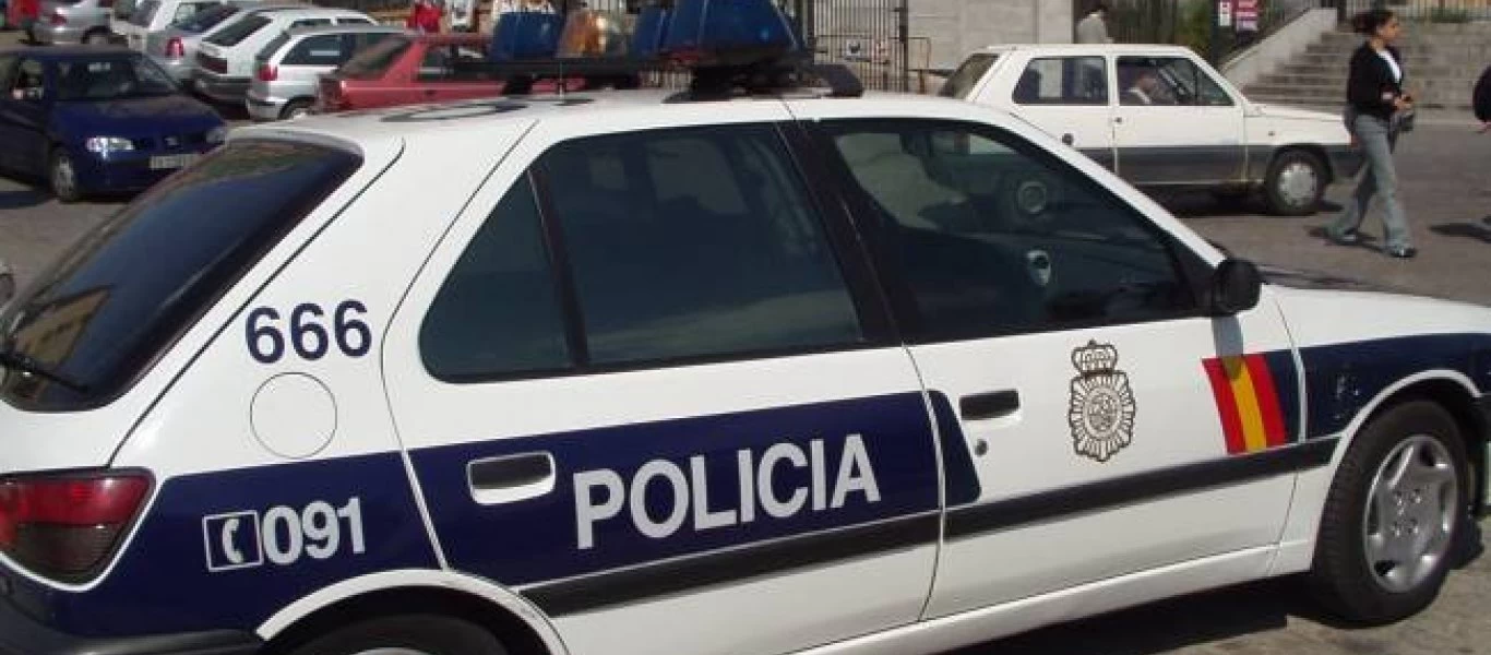 Ισπανία: Γυναίκα γδύθηκε, ανέβηκε στην οροφή περιπολικού και... άρχισε να χορεύει γuμνή (φώτο)